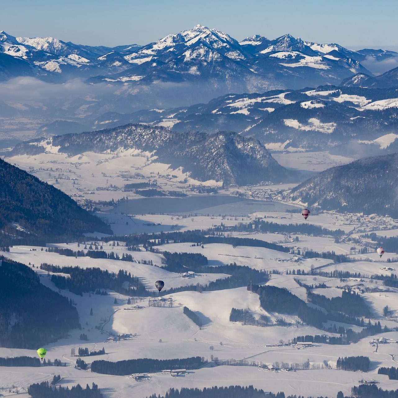 Kössen liegt eingebettet zwischen dem Kaisergebirge und den Chiemgauer Alpen